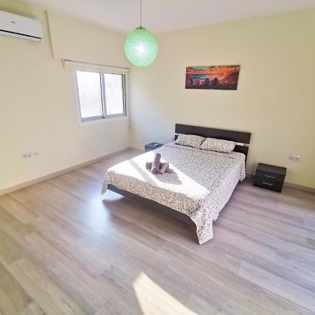 Beach-A-Holic Apartment, 2 Min Distance From Larnaca Marina Exteriér fotografie
